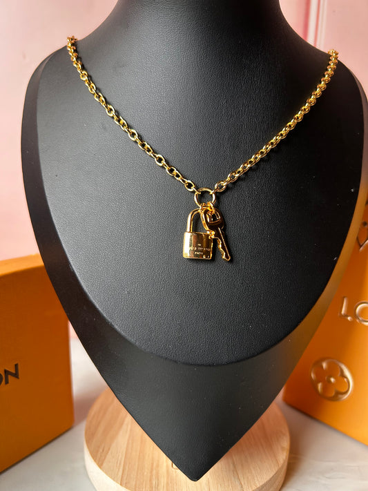 Collar LV con dije