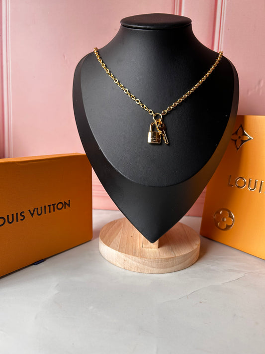 Collar LV con dije
