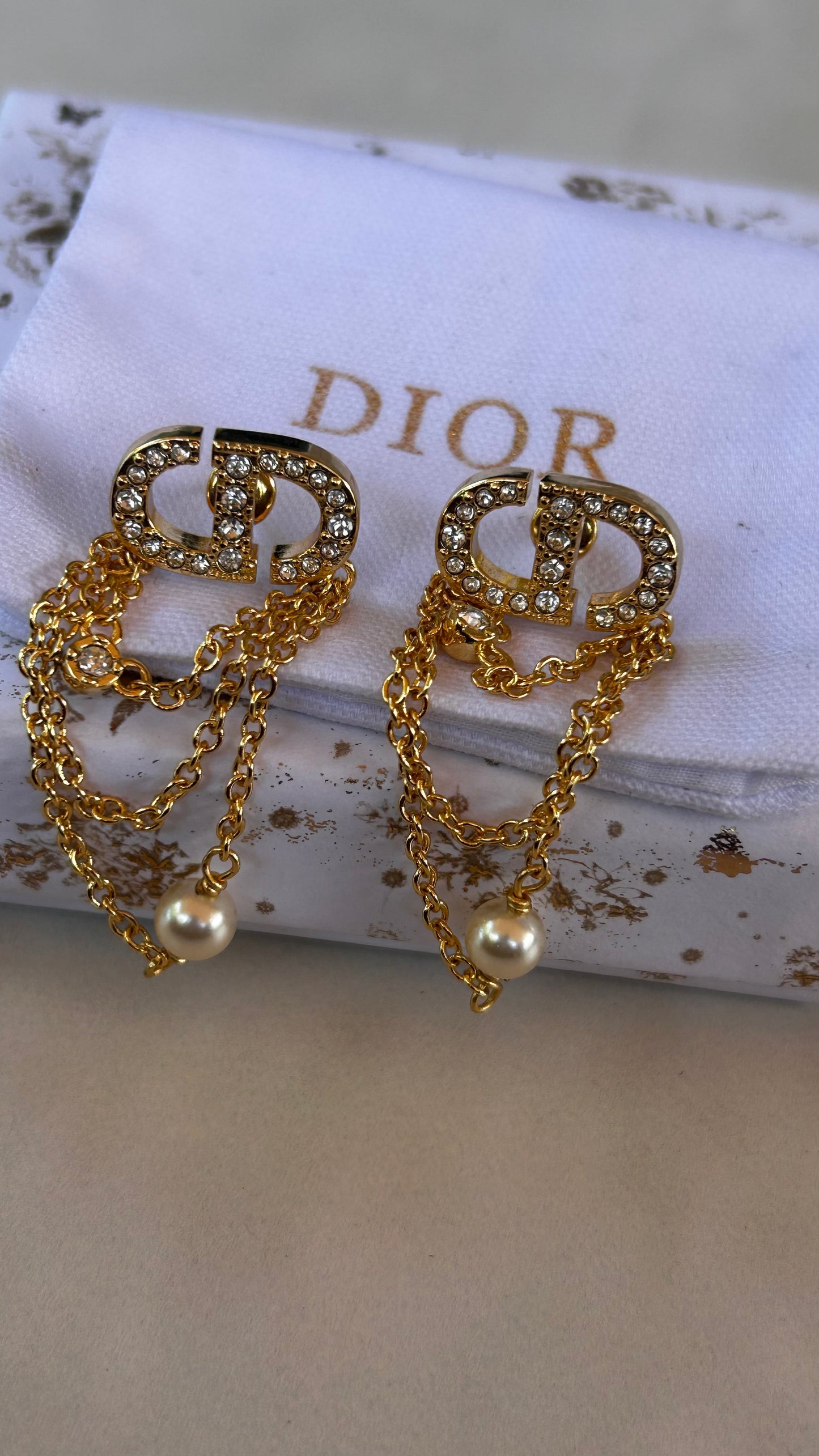 Aretes cadenas colgando Dior