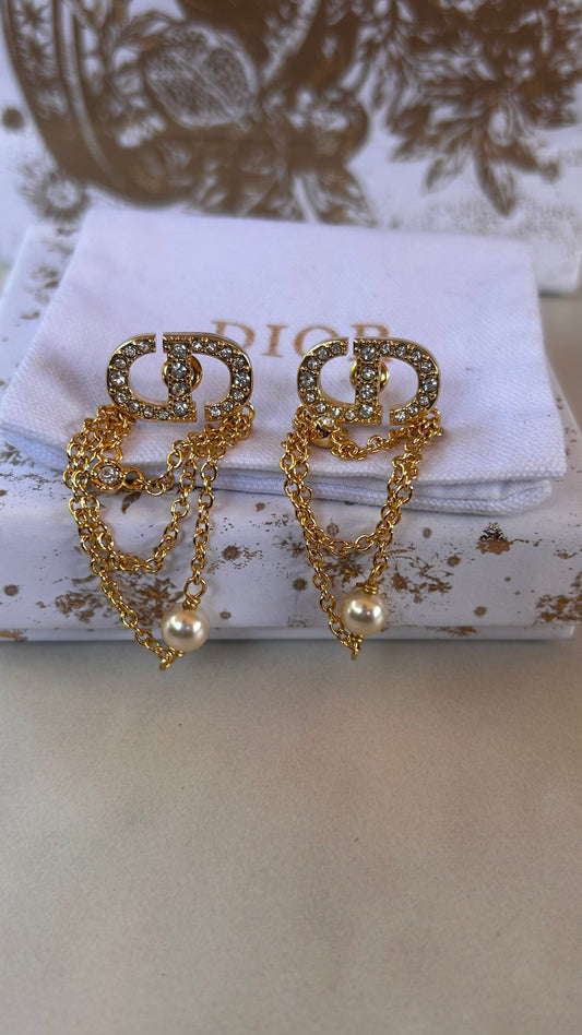 Aretes cadenas colgando Dior